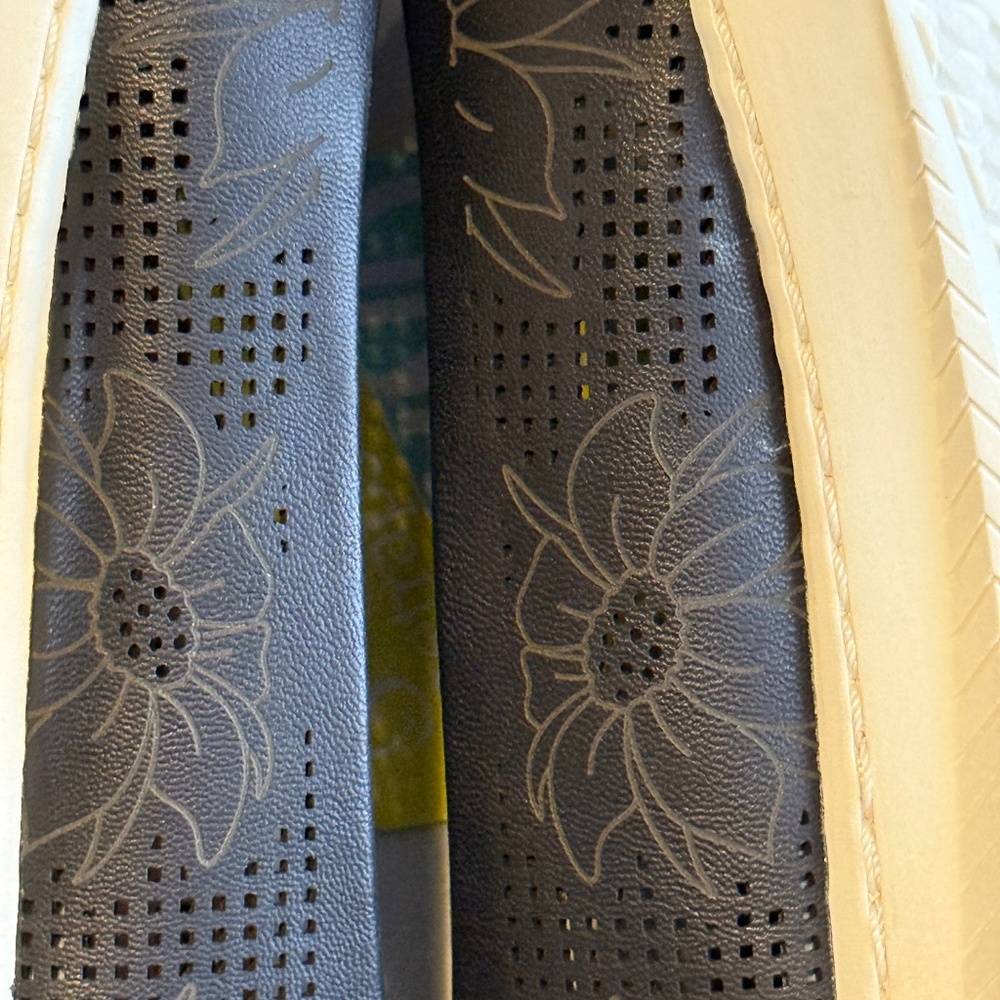Beartrap "Nadra" slip ons size 8M - Picture 11 of 12